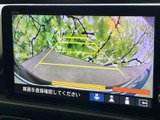 車両後方の様子を画面で確認でき、ガイド表示も目安にしながら駐車時の周囲確認をサポートします。見通しにくい場所での後退や駐車の際に、安心感につながる装備です。
