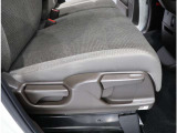 運転席ハイトアジャスター装備(ラチェット式・手動) レバー操作でシートの高さの調節が可能。自分に合ったドライビングポジションで、運転をより安心・快適にします。