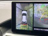 車両を上から見た映像と後方の映像が画面に表示され、周囲との位置関係を確認できます。駐車時や後退時の安全確認をサポートし、日常の取り回しに便利です。