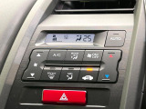 【オートエアコン】一度お好みの温度に設定すれば、車内の温度を検知し風量や温度を自動で調整。暑い&hellip;寒い&hellip;と何度もスイッチ操作をする必要はありません。快適な車内空間には必須の機能ですね♪