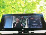 停車中にテレビ番組を視聴できる画面を備えています。待ち時間などに映像を楽しめる便利な装備で、画面には車両情報も表示され、必要に応じて確認できます。
