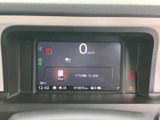 速度やシフト位置、燃料残量などの情報が画面にまとまり、運転中に確認しやすい表示です。ドアの開閉状況も知らせてくれるため、発進前の確認にも役立つ見やすいメーターです。