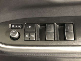 パワーウィンドには、子供がスイッチを押しても窓を開けることができないように、ロック機能も付いています。手を出したりすることを防ぐことができるので安心です。
