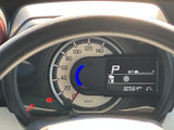 速度やシフト位置など、運転時に確認したい情報がメーター内にまとまっています。表示が見やすく、必要な情報をひと目で把握しやすい配置のため、日々の運転をサポートします。