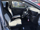 前席は明るい色を取り入れたシートで、落ち着いて座れる空間です。運転席から前方を見渡しやすく、助手席の方もゆったり過ごせる、清潔感のある室内です。