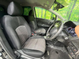 運転席まわりには十分なスペースがあり、大柄な方でもゆったり運転していただける環境です。