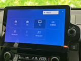 FM・AMに加え、テレビやBluetoothなどの項目が並び、使いたい音源を画面から選べます。機能が一覧で見やすく、日々の移動中も好みに合わせて活用できます。