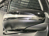 ウィンカー内蔵ドアミラーを開発したのは『メルセデス・ベンツ』です。他車からの視認性が高まり、事故の可能性を低減させています。更に、点灯部分はドライバーの視界に入らないように設計されています。