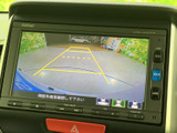 後方の映像にガイドラインが表示され、駐車スペースとの位置関係を確認しやすい仕様です。車庫入れや切り返しの際に周囲を把握する助けとなり、日常の駐車をサポートします。