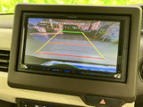 後方の様子を画面で確認しながら駐車でき、車庫入れや狭い場所での後退をサポートします。画面上には目安の線も表示され、周囲を確かめながら操作しやすい装備です。