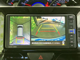 車両周辺を確認できる画面表示があり、駐車や狭い場所での取り回しをサポートします。複数の視点から周囲の状況を把握しやすく、慎重に車庫入れしたい場面にも心強い装備です。