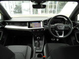 安全で快適な運転をサポートするアウディバーチャルコックピット。多機能でありながら優れた操作性で、シンプルで美しいインテリアデザインに溶け込んでいます。