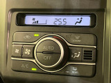 【オートエアコン】一度お好みの温度に設定すれば、車内の温度を検知し風量や温度を自動で調整。暑い&hellip;寒い&hellip;と何度もスイッチ操作をする必要はありません。快適な車内空間には必須の機能ですね♪