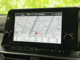地図上に現在地や周辺の道路が表示され、目的地までのルート確認に役立ちます。縮尺表示も備わり、街中で場所を把握したいときや出発前の経路確認にも便利です。
