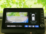 後方映像に加えて車両周辺の状況も画面で確認でき、駐車時の安全確認をサポートします。ガイド線も表示されるため、限られたスペースでの車庫入れにも便利です。