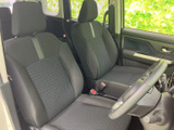 前席はゆとりを感じる配置で、運転席からの視界も確保しやすい室内です。シートの柄が落ち着いた雰囲気を添え、同乗される方にもくつろいでお過ごしいただけます。