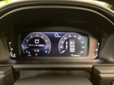 速度やエンジン回転数などの情報が見やすく配置され、運転中に必要な表示を確認しやすいメーターです。中央のディスプレイにも車両情報がまとまり、状況把握に役立ちます。