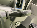 手元のスイッチ類を使って各種操作ができ、運転中も視線を大きく移さず扱いやすい構成です。左右に機能が分かれて配置され、表示を見ながら操作内容を確かめられます。