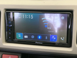画面にはオーディオやBluetoothの表示があり、音楽再生などのメニューを確認できます。画面下部に機能が並ぶ構成で、目的の項目を見つけやすく、日常の移動中にも便利に活用できます。