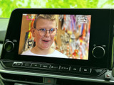 画面にテレビ映像が表示され、停車中のひとときに番組を視聴できます。映像の内容を確認しやすい大きさで、待ち時間などを過ごす際にも便利な装備です。