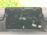 インパネ中央にナビ・オーディオ機器を設置するスペースを確保しています。周辺のスイッチ類と合わせて手元から確認しやすく、車内の案内や音楽利用に活用できる箇所です。