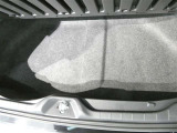 大きく開くラゲッジスペースです。左右独立で3列目シートが跳ね上がるので長尺の荷物も積むことが可能です。