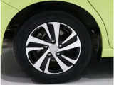 電動格納ミラーになっておりますので、車内からミラーの角度の調節、開いたり・格納ができて便利です♪