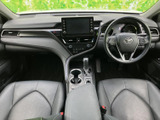 運転席まわりは前方を見渡しやすく、メーターや中央の画面も視線を移しやすい配置です。前席は身体を支える形状で、助手席と並んで落ち着いて過ごせる空間が広がります。