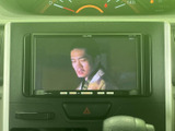 モニターでテレビ映像を視聴できる装備です。停車中の待ち時間などに映像を楽しめるため、車内で過ごす時間の選択肢が広がります。画面上で視聴でき、日常のさまざまな場面で活用できます。