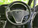 手元で扱いやすい位置に各種スイッチがまとまり、運転姿勢を大きく変えずに操作できます。メーターの視認性にも配慮されたレイアウトで、毎日の移動を便利に支えてくれます。