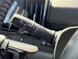 レバー上の表示から機能の種類を確認しやすく、運転席から手元を見ながら操作できます。日常の運転で使うスイッチ類がまとまっており、扱いやすさに配慮されています。