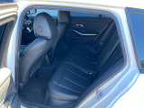 大人が乗車しても窮屈さを感じないほど、足元も広々としております。
