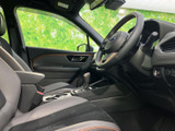 前席は座面と背もたれにゆとりを感じさせる形状で、運転席と助手席それぞれに落ち着いて座れます。窓から外の様子も見やすく、同乗者との移動時間を快適に過ごせます。