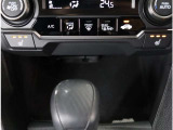 運転席、助手席用シートヒータースイッチ。3段階で調節できるのでお好みに合わせてご利用ください。