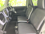 前席は視界を遮りにくいすっきりとした配置で、運転席から前方や周囲を確認しやすい印象です。座面と背もたれには落ち着いた柄の表皮を採用し、毎日の移動を心地よく過ごせます。
