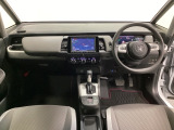 車内は光触媒抗菌消臭施工済です。インパネ周りはスタイリッシュなデザインで機能や装備も充実しています。グローブボックスやカップホルダーのほかにトレーなどたくさんの収納スペースが付いています。