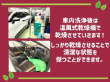 シートは6:4分割で片方だけ倒せます。荷物の多さや乗車人数にあわせてフレキシブルにアレンジできます。後部座席に乗車しながら長尺物も積み込めます。