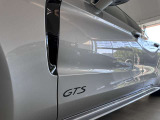 オプション:ポルシェダイナミックシャシーコントロール、ポルシェトルクベクタリングプラス、カップホルダーカバー(フロント)