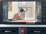 テレビ番組を画面で視聴でき、停車中の待ち時間にも楽しめます。画面内に番組映像と情報が表示され、見たい内容を確認しながら過ごせる便利な装備です。