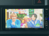 テレビ番組を画面で楽しめる装備です。停車中の休憩時間などに映像を視聴でき、車内で過ごす時間をより快適に演出します。操作画面も見やすく、使いたいときに確認しやすいのも便利です。