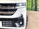 【LEDヘッドライト】悪天候や夜間走行時も良好な視界を確保し安心して運転できる高輝度LEDヘッドライトを装備!点灯速度が早く、消費電力も抑えられています。