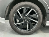 【純正アルミホイール】車体に最適化された設計による優れた耐久性と走行性能、そしてデザイン性。特に、足回りの軽量化は加速性能・燃費・乗り心地の向上に繋がり、ブレーキ性能も高めます。