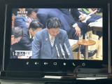 テレビ番組を画面いっぱいに表示でき、停車時の休憩中に映像を楽しめます。時刻表示も確認しやすく、番組を見ながらひと息つきたい場面に活用いただけます。