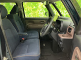 前席はゆとりを感じる配置で、運転席からの見通しもすっきり。落ち着いた色合いのシートに明るいアクセントが添えられ、乗り込むたびに親しみやすさを感じられる空間です。