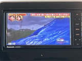 停車中にテレビ番組を視聴でき、休憩時間や待ち時間を車内で過ごす際にも便利です。画面上で放送内容を確認しながら、目的に合わせて映像を楽しめる装備となっています。