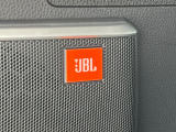 【JBLサウンドシステム】メーカーオプションの高品位サウンドシステムを搭載。専用のチューニングが施された大小様々なスピーカーから良質なサウンドが奏でられ、臨場感あふれる音響空間を演出します。
