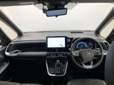 視界も広く、周囲が見やすいので安全に運転できます。また、周辺機器も簡単に操作できますので、ドライバーにとって使いやすく、万が一の時にも安全に設計されています。