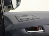 運転席シートポジションメモリーでスイッチを押すだけでシートが設定したポジションに動くので便利です!