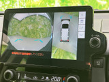 後方の映像に加えて車両周囲の様子も画面で確認でき、駐車や後退時の目視確認をサポートします。ガイド表示を目安にでき、狭い場所での取り回しにも便利です。