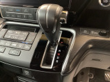 CVT車のセレクトレバーです。低速から高速まで、変速ショックのないスムーズな走りを実現するとともに、エンジン効率のよい領域を維持することで燃費にも貢献します。